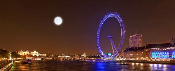 De london eye en de rivier de Theems bij nacht, Londen — Stockfoto