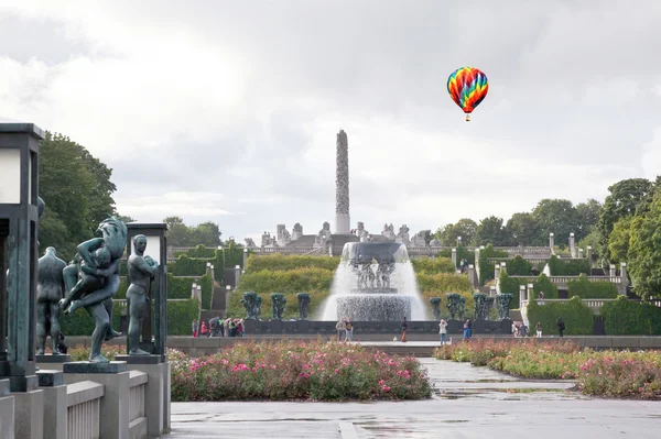 Widok na słynną skałę park rzeźby w oslo — Zdjęcie stockowe