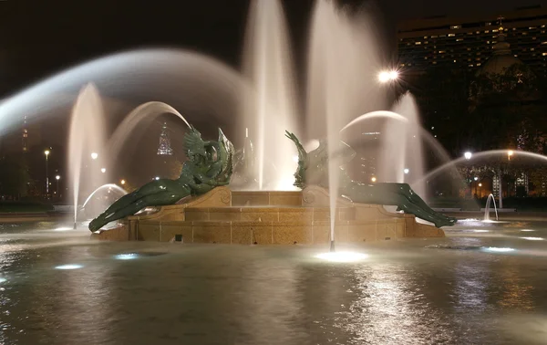 Swann memorial fountain in downtown Philadelphia at night — Stock Photo, Image