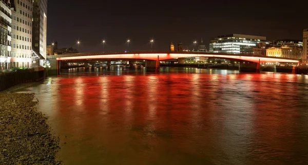 Puente de Londres con luces rojas y naranjas por la noche — Foto de Stock