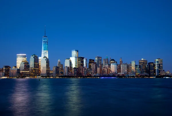 De nieuwe vrijheid toren en lagere manhattan skyline in de nacht — Stockfoto