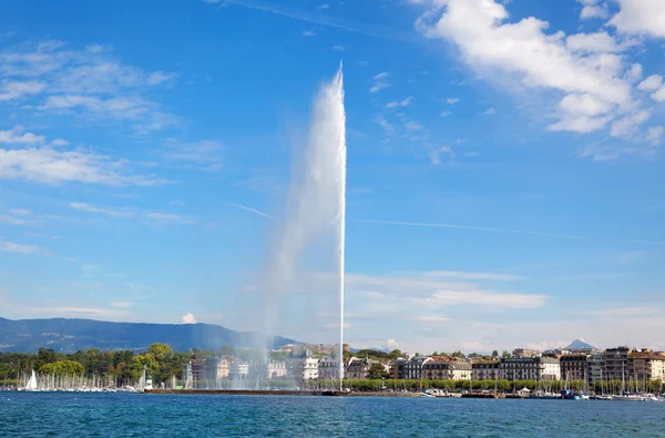 Genève vattenstrålen på sjön leman på sommaren — Stockfoto