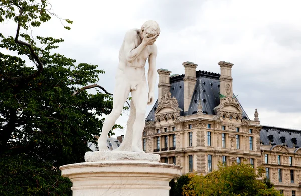 París Estatua del jardín de las Tullerías cerca del Louvre — Foto de Stock