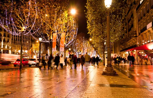 Campos Elíseos iluminados con luz navideña — Foto de Stock