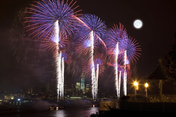 A július 4 tűzijáték Hudson folyón New York City — Stock Fotó