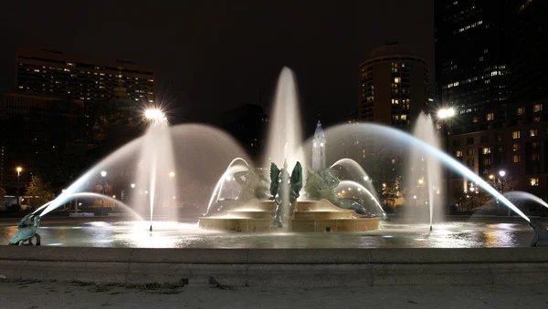 Swann memorial fountain in downtown Philadelphia at night — Stock Photo, Image