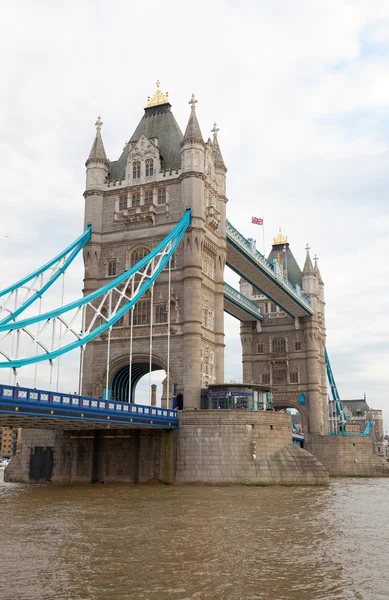 Toren van de brug over de rivier thames Londen uk — Stockfoto