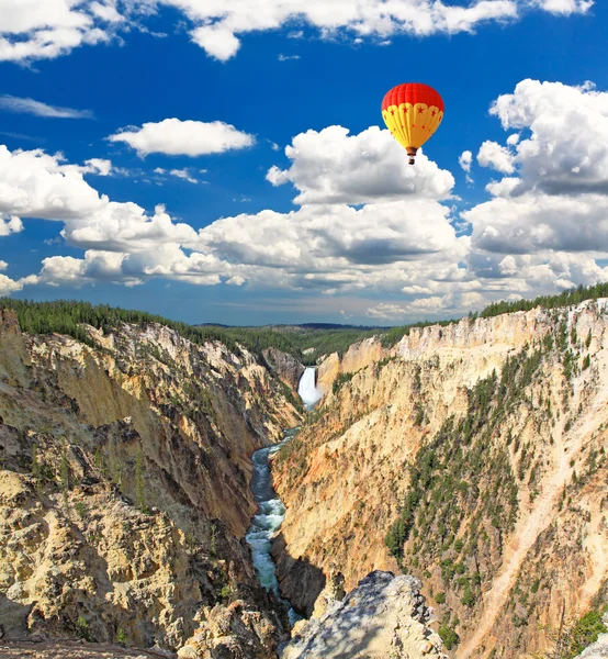 De lagere watervallen in de yellowstone — Stockfoto