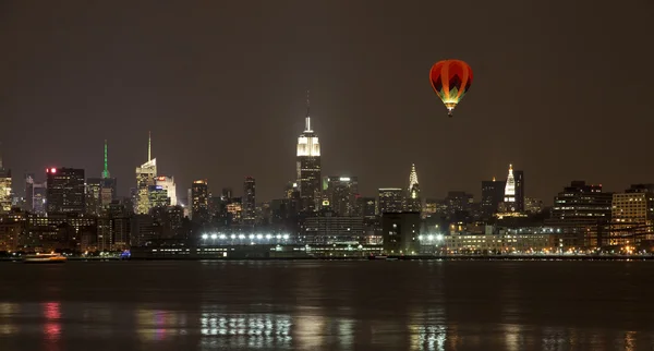 Η skylines πόλη μέσα πόλη της Νέας Υόρκης το βράδυ — 图库照片