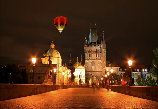 Vyn natten av den vackra staden Prag — Stockfoto