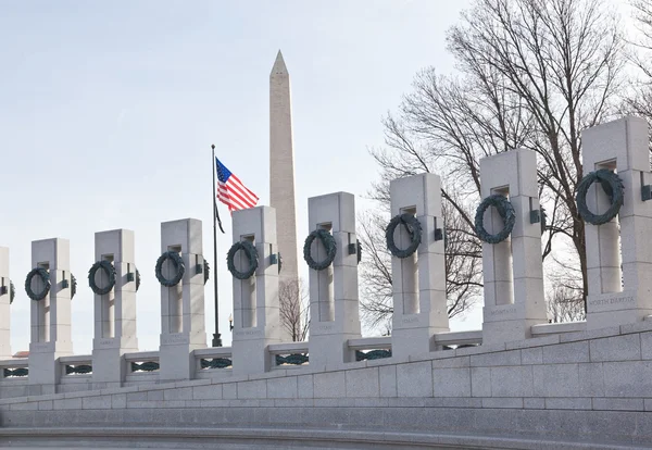 Monument and the World War II Memorial — Stock Photo, Image