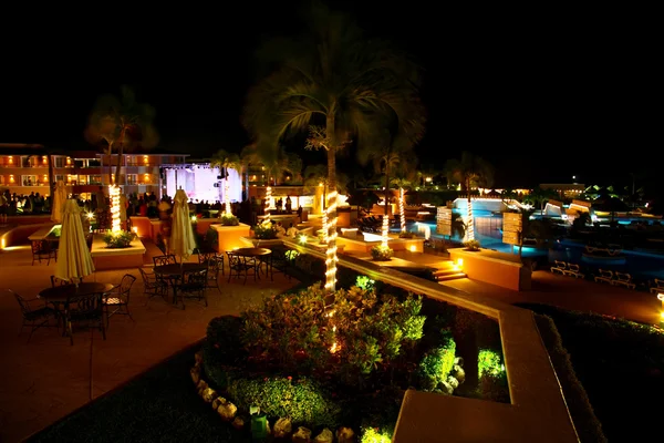 Um resort de praia tudo incluído de luxo à noite — Fotografia de Stock