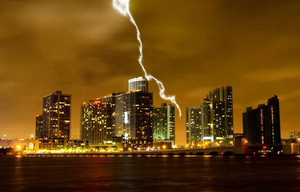Die Skyline von Miami City bei Nacht — Stockfoto