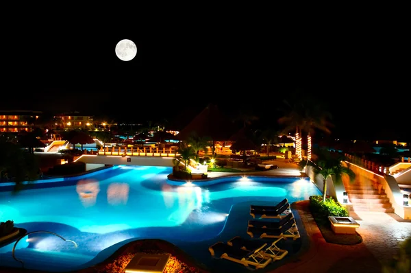 Un resort de lujo todo incluido por la noche — Foto de Stock