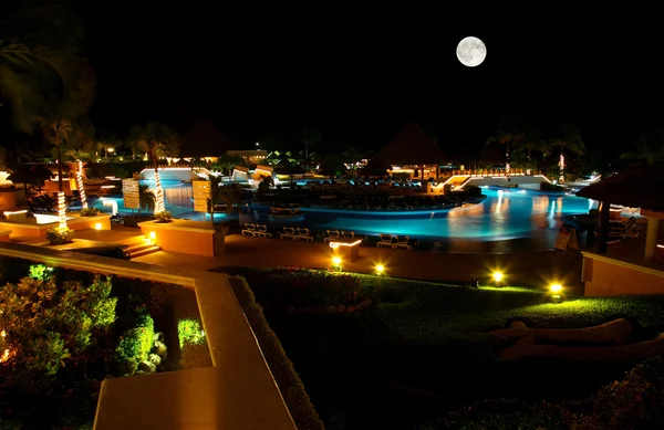 Um resort de praia tudo incluído de luxo à noite — Fotografia de Stock