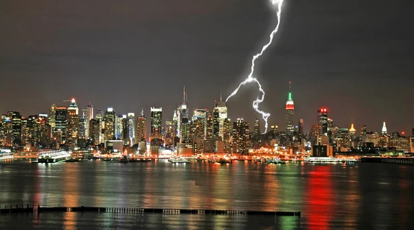 Skyline van Manhattan midtown nachts — Stockfoto