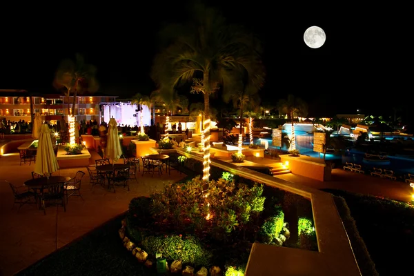 Роскошный пляжный курорт "все включено" ночью — стоковое фото