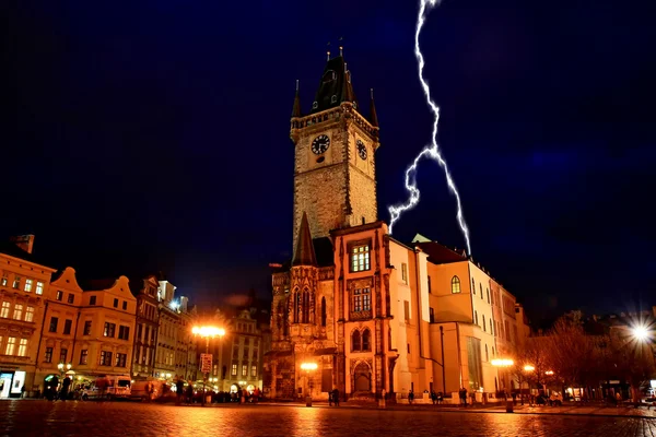 Det gamla torget på natten i staden Prag — Stockfoto