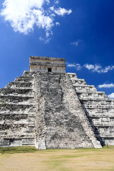 Los templos del templo chichén itza en México — Foto de Stock