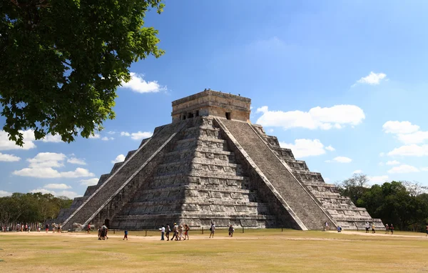 Los templos del templo chichén itza en México — Foto de Stock