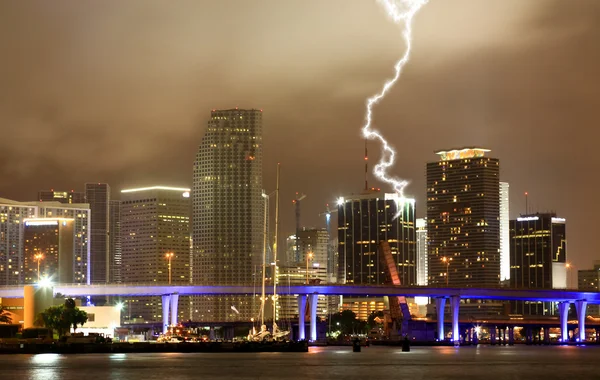 Die Skyline von Miami City bei Nacht — Stockfoto