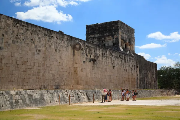 Feb 19, 2009 in Chichen Itza Mexico: Tourists visiting the this top attraction in Mexico — Stock Photo, Image