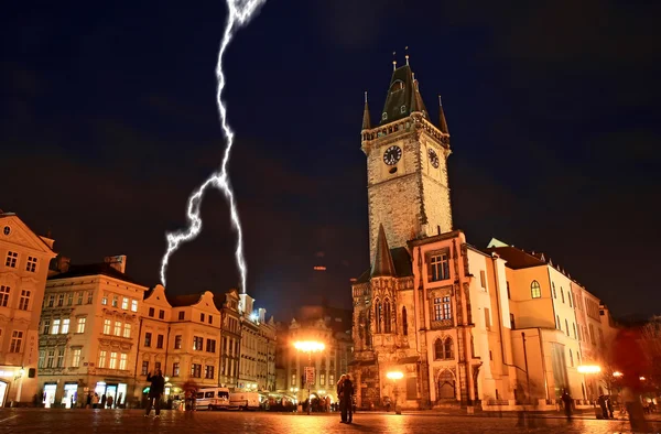 Det gamla torget på natten i staden Prag — Stockfoto