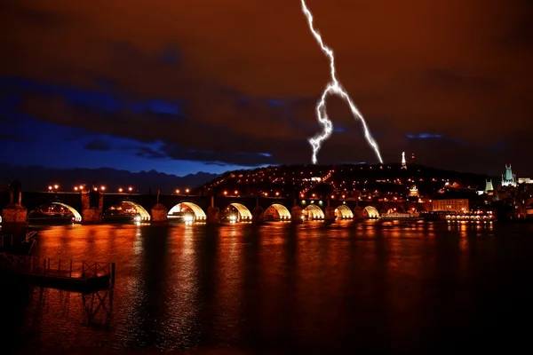 The Charles Bridge at night along the River Vltava — Stock Photo, Image