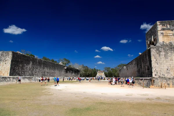 Feb 19, 2009 in Chichen Itza Mexico: Tourists visiting the this top attraction in Mexico — Stock Photo, Image