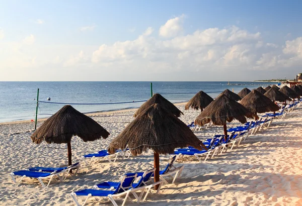 Un lujoso resort de playa todo incluido por la mañana — Foto de Stock