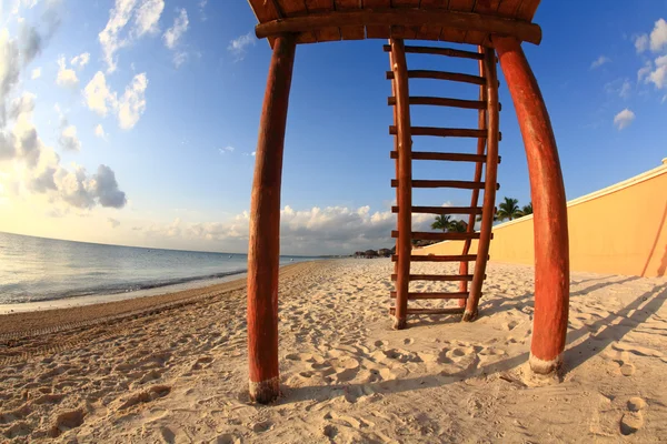 Un lussuoso resort all inclusive sulla spiaggia al mattino — Foto Stock