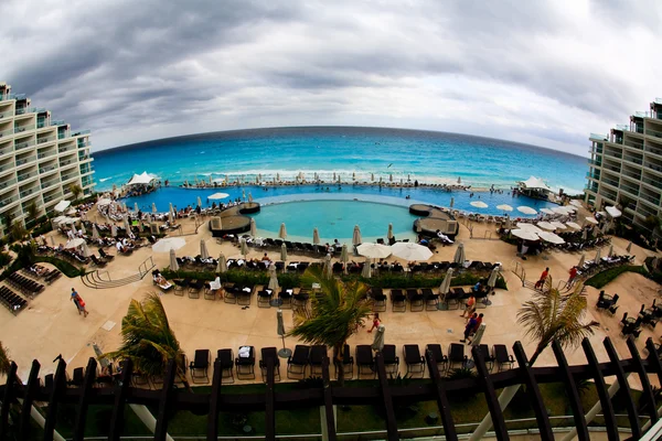A frente de praia em um resort de praia de luxo em Cancun — Fotografia de Stock