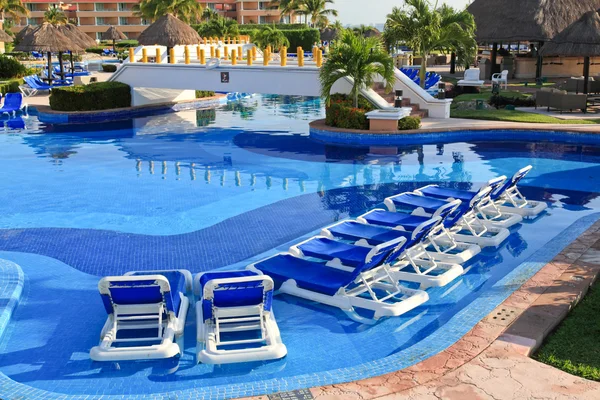 Un lujoso resort de playa todo incluido por la mañana — Foto de Stock