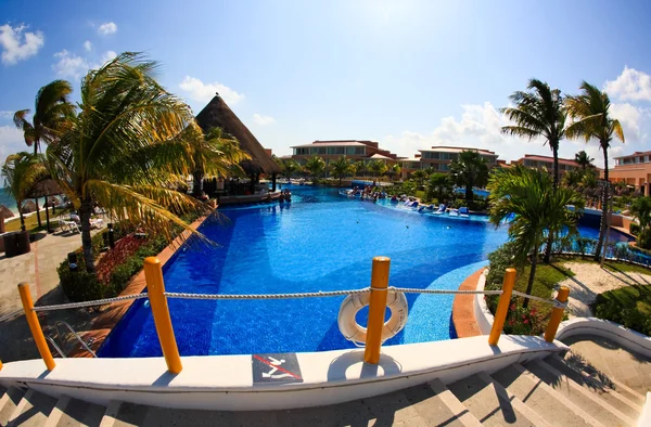 Um luxuoso resort de praia tudo incluído em Cancún — Fotografia de Stock