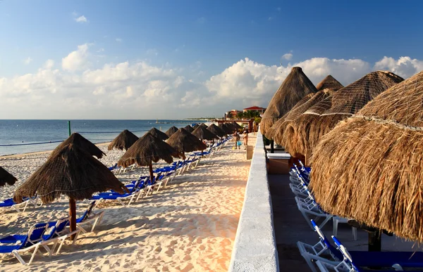 Um resort de praia tudo incluído de luxo pela manhã — Fotografia de Stock