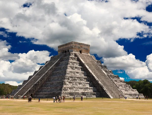 Los templos del templo chichén itza en México — Foto de Stock