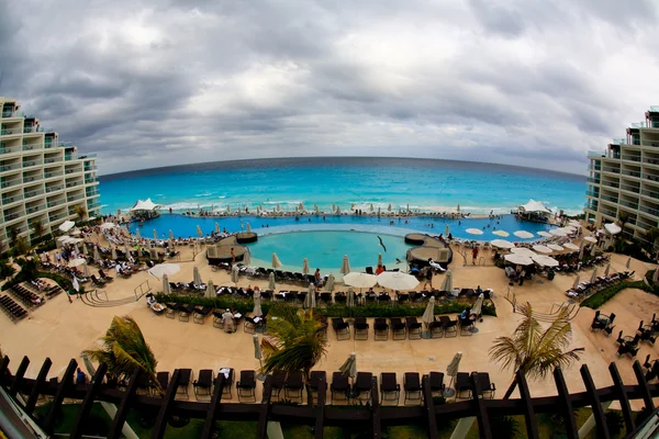 Primera línea de playa en un resort de lujo en Cancún — Foto de Stock