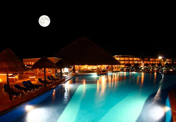 En lyxig all inclusive beach resort på natten — Stockfoto