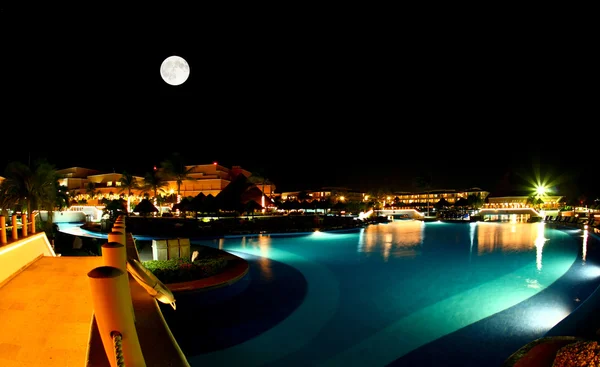 Luksusowy all inclusive beach resort w nocy — Zdjęcie stockowe