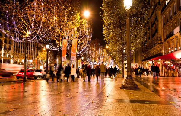 Champs Elysées illuminées par la lumière de Noël Photo De Stock