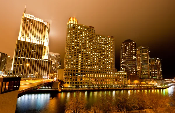 Τα πολυώροφα κτίρια κατά μήκος τον ποταμό του Σικάγου Royalty Free Εικόνες Αρχείου