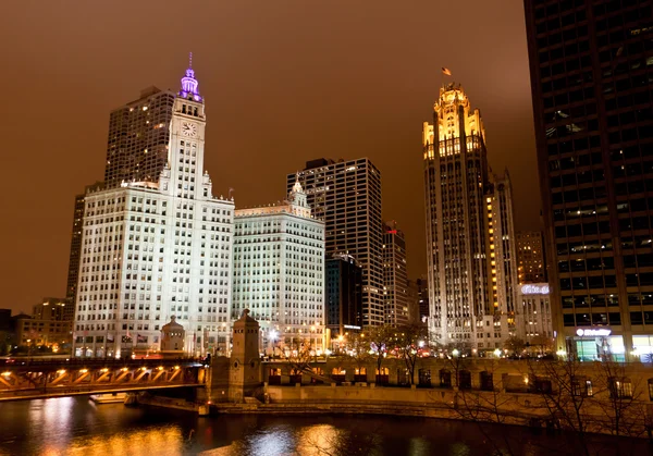 Τα πολυώροφα κτίρια κατά μήκος τον ποταμό του Σικάγου Εικόνα Αρχείου