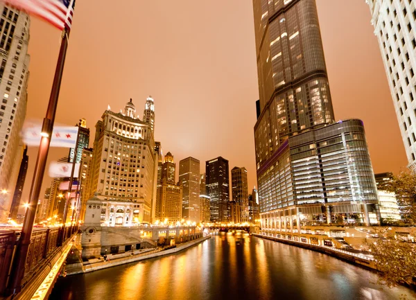 Τα πολυώροφα κτίρια κατά μήκος τον ποταμό του Σικάγου Εικόνα Αρχείου