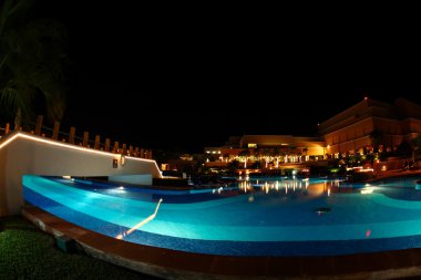 Herşey dahil lüks beach resort geceleri