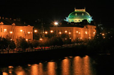 güzel Prag şehir vltava Nehri boyunca gece görüntüsü