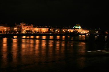 gece boyunca Nehri vltava muhteşem Prag Kalesi