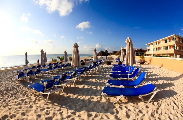 Un lussuoso resort all inclusive sulla spiaggia al mattino — Foto Stock