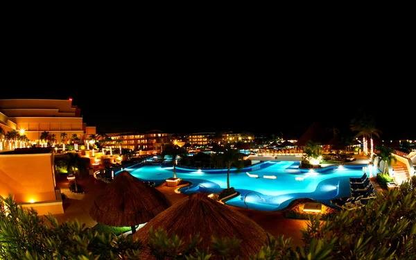 Een luxe, all-inclusive resort strand bij nacht — Stockfoto