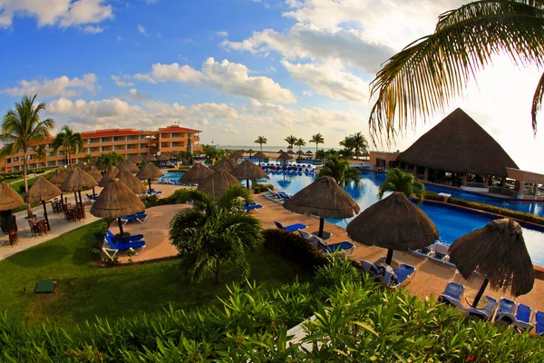 Un lujoso resort de playa todo incluido por la mañana —  Fotos de Stock