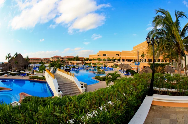 Un lujoso resort de playa todo incluido por la mañana —  Fotos de Stock